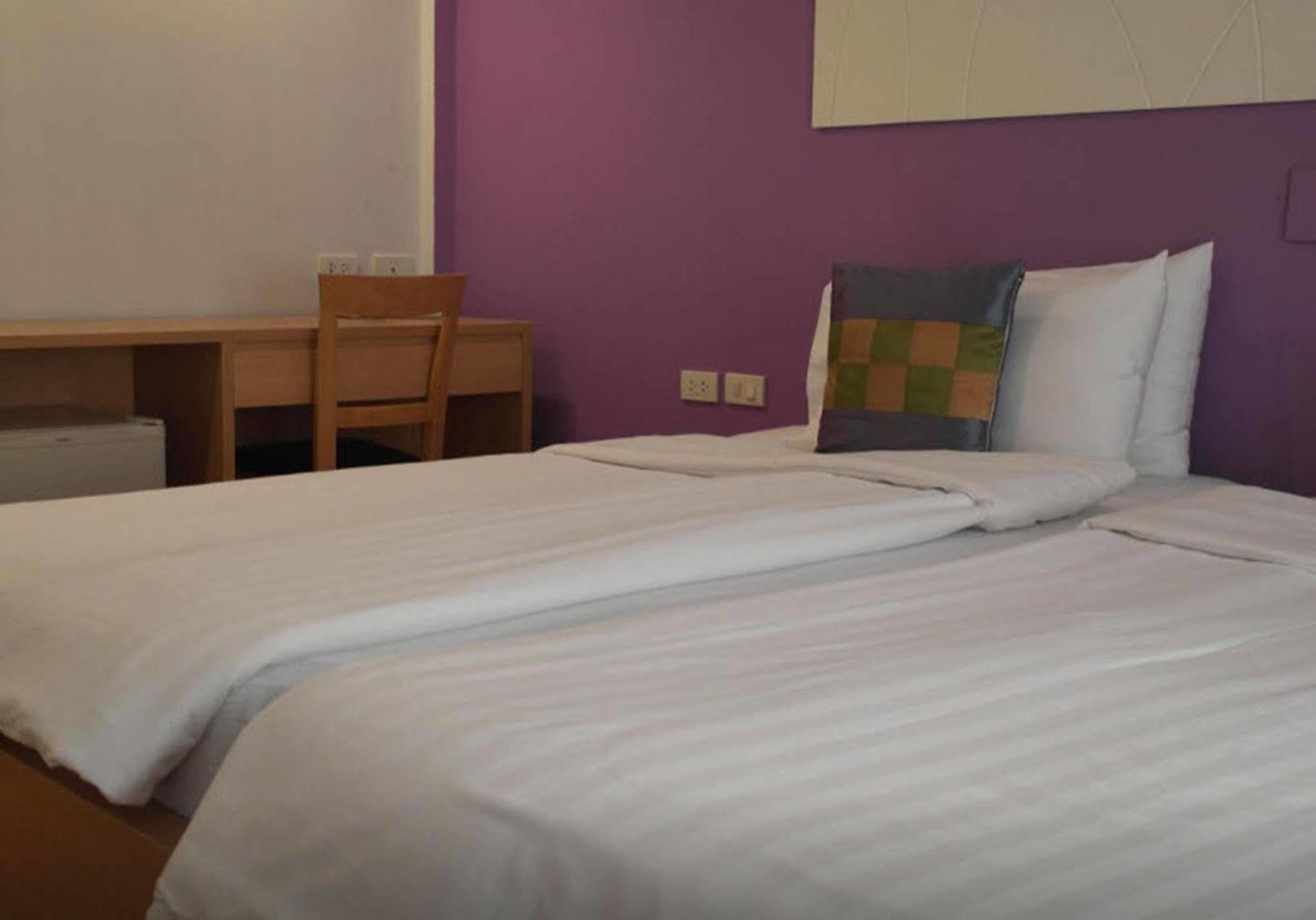 Nantra De Comfort Bangkok Esterno foto