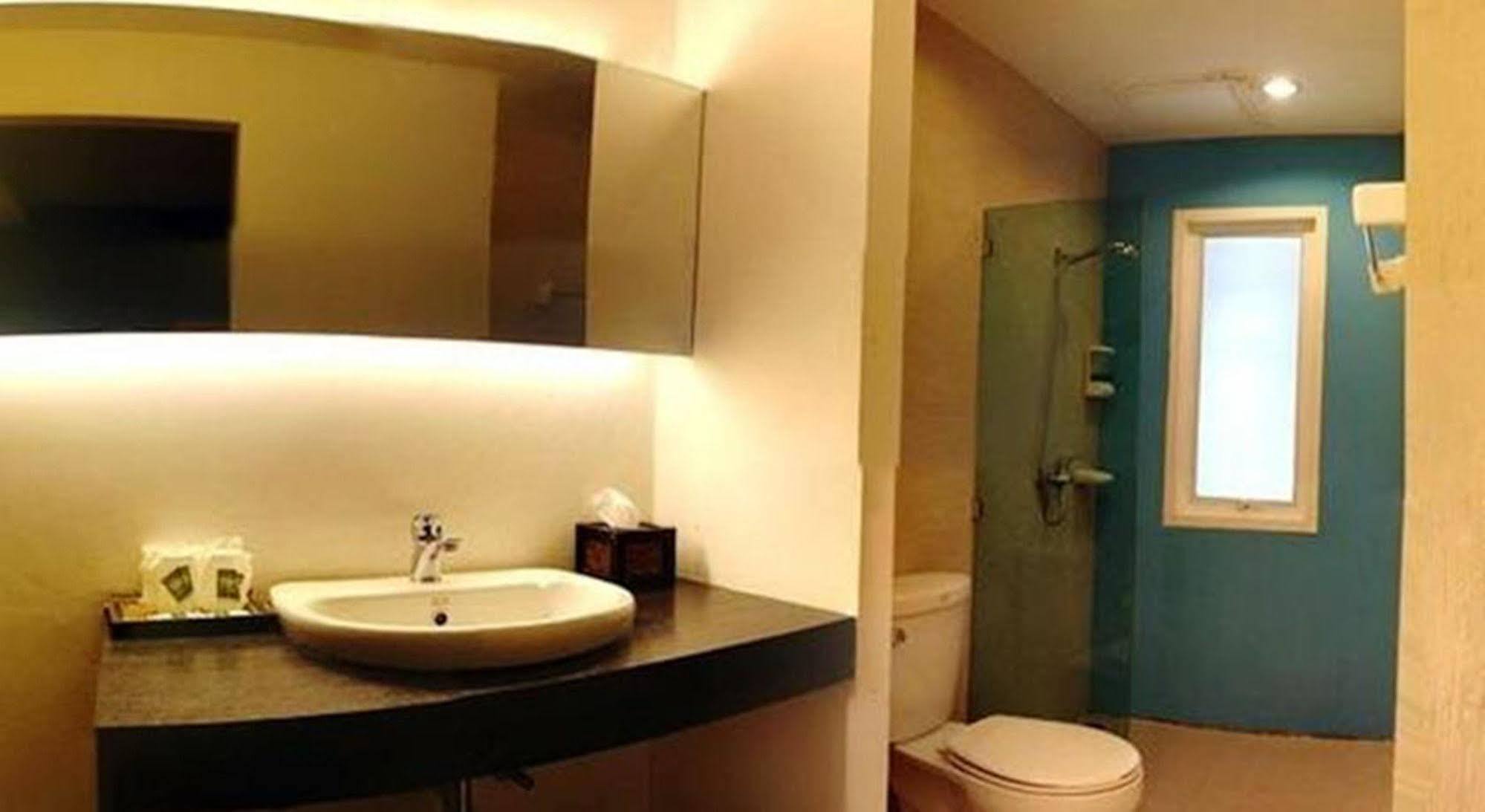 Nantra De Comfort Bangkok Esterno foto
